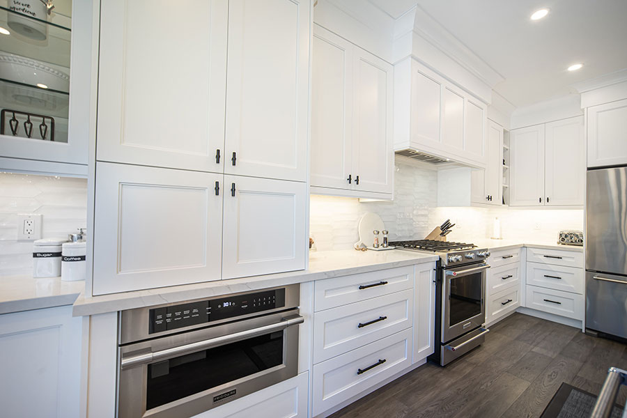 Contemporary White Shaker Kitchen with Integrated Appliances